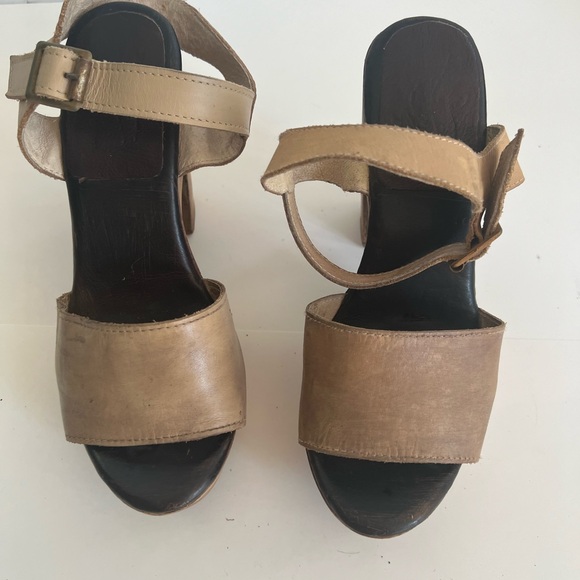 Elegant Tan Leather Women's Sandals - Picture 1 of 4